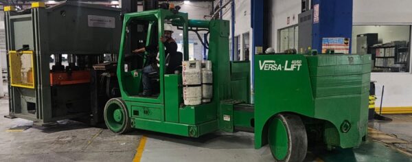VERSALIFT 40 60 2 Montacargas Versalift 40,000 / 60,000 libras